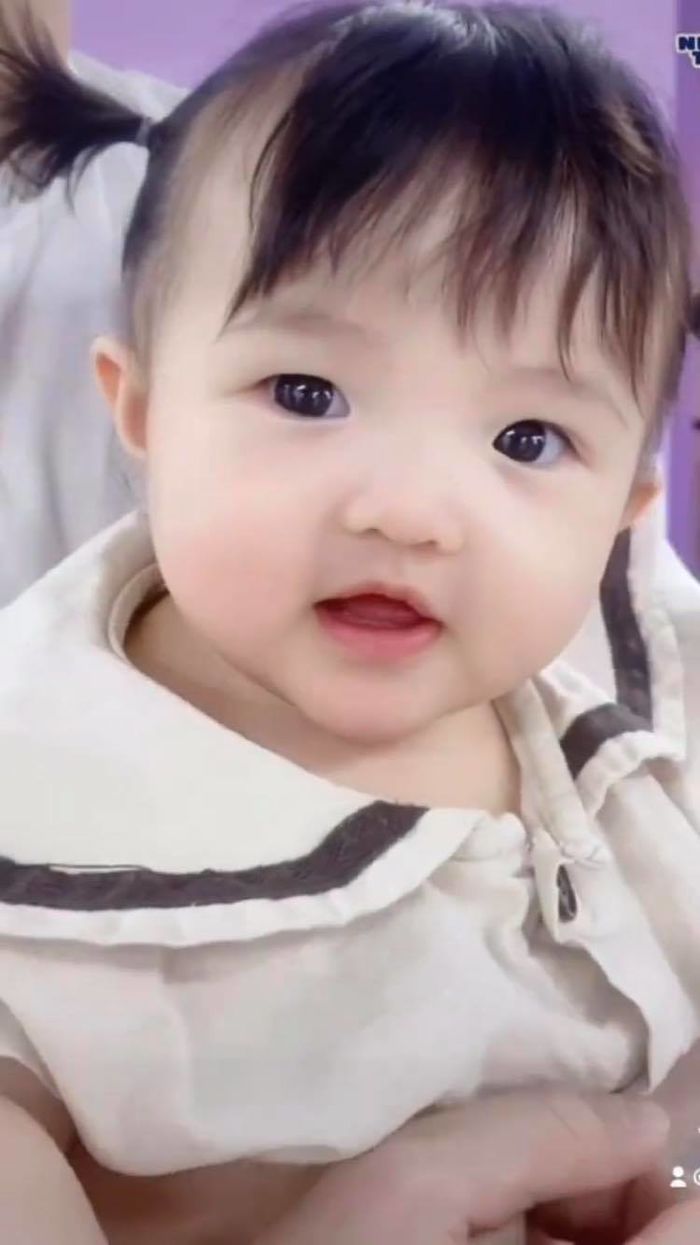 Winnie quá xinh, Đông Nhi hết tạo mẫu tóc lại làm đủ trò với ái nữ