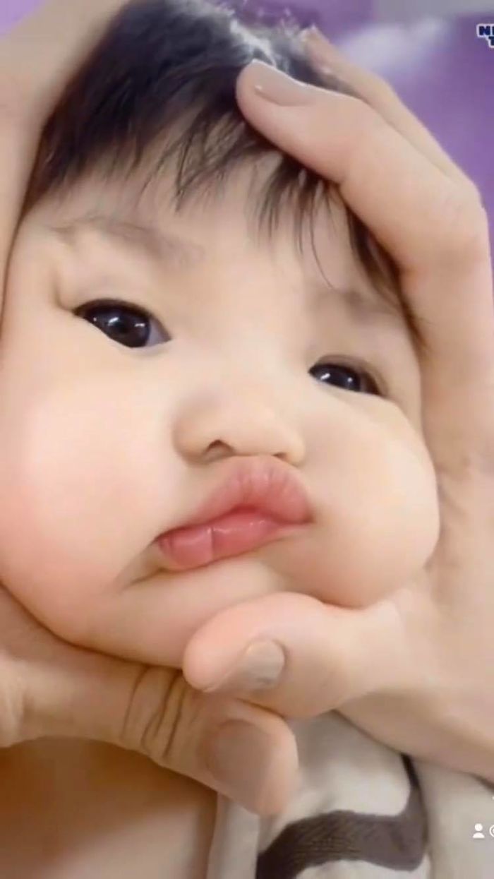 Winnie quá xinh, Đông Nhi hết tạo mẫu tóc lại làm đủ trò với ái nữ