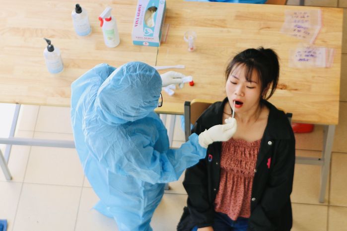 Xét nghiệm Covid-19 khẩn cấp một số sinh viên Ký túc xá ĐHQG TP.HCM