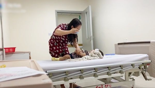 Xót cảnh con sốt hôn mê, mẹ vừa khóc vừa hạ nhiệt và cầu nguyện