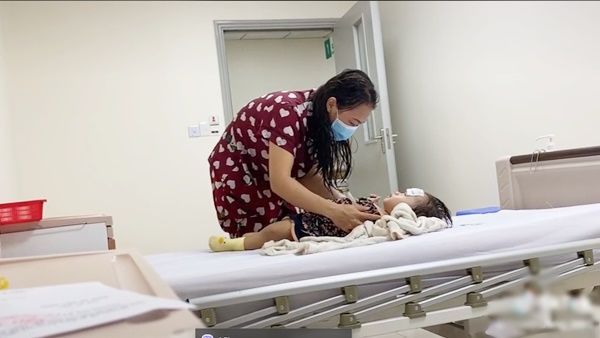 Xót cảnh con sốt hôn mê, mẹ vừa khóc vừa hạ nhiệt và cầu nguyện