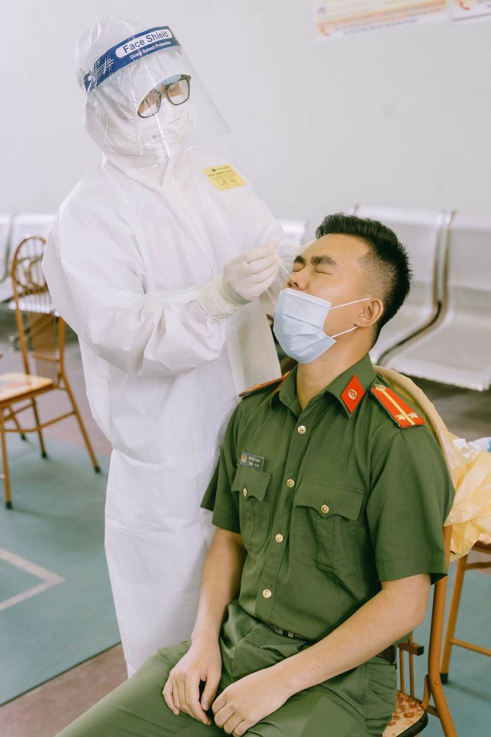 Xót xa cảnh chàng sinh viên ngất xỉu khi lấy mẫu xét nghiệm Covid-19