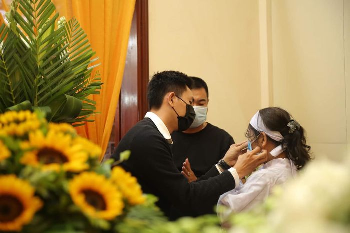 Xót xa cảnh người đầu bạc tiễn kẻ đầu xanh trong Vbiz