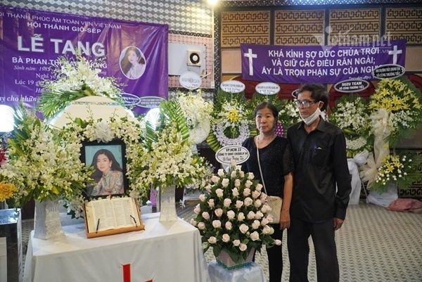 Xót xa cảnh người đầu bạc tiễn kẻ đầu xanh trong Vbiz