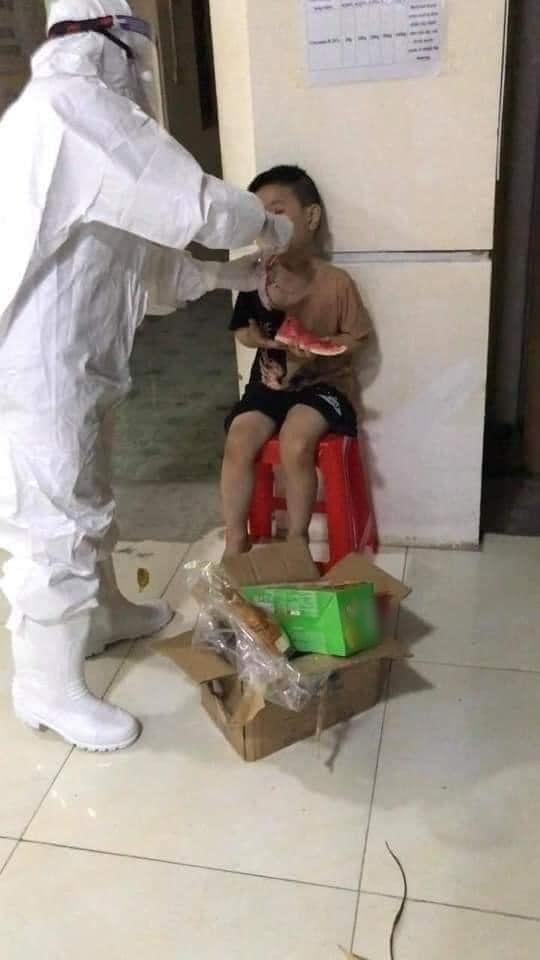 Xót xa hình ảnh bé trai 6 tuổi có mẹ là F0 phải cách ly một mình