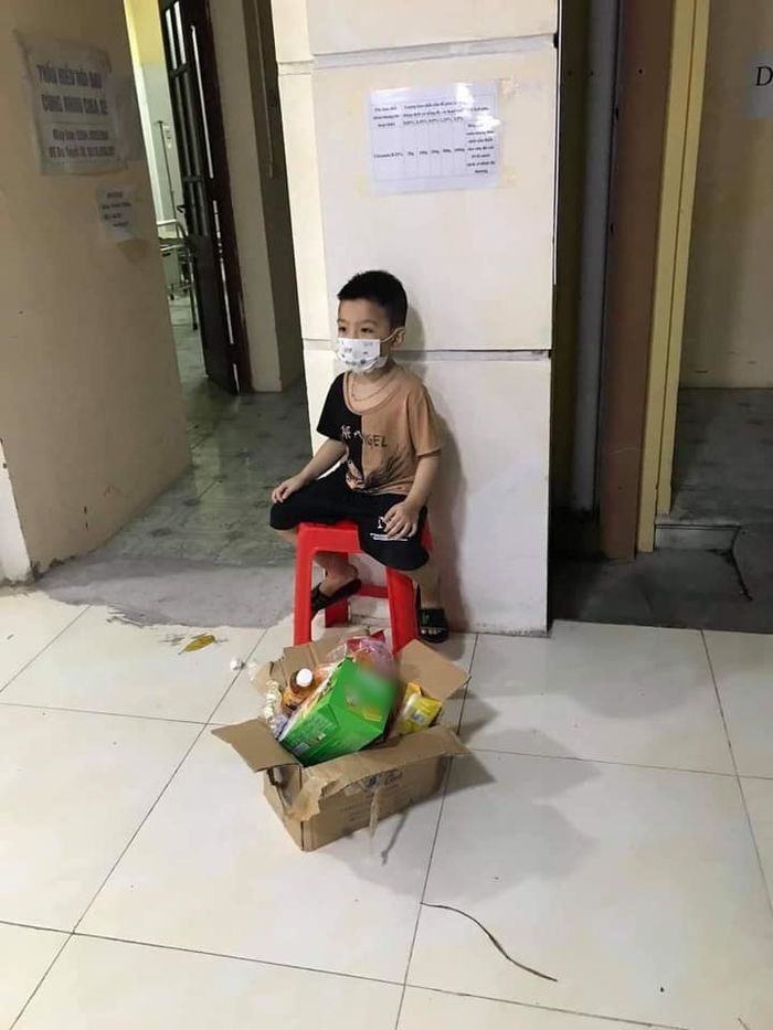 Xót xa hình ảnh bé trai 6 tuổi có mẹ là F0 phải cách ly một mình