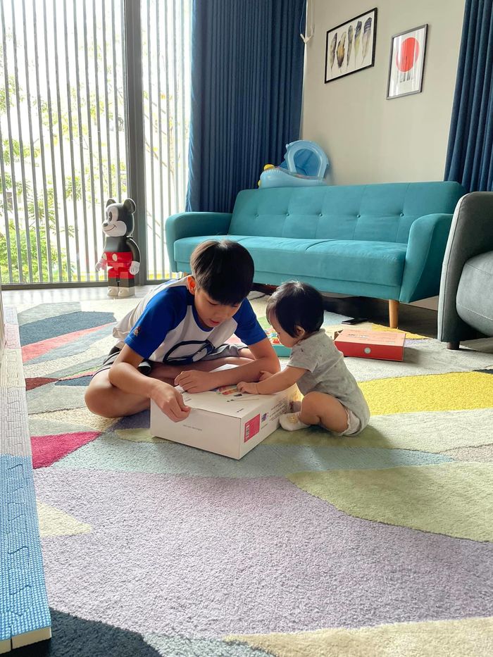 1/6 đầu tiên của các con nhà Hà Hồ, riêng Subeo khui quà bên Suchin