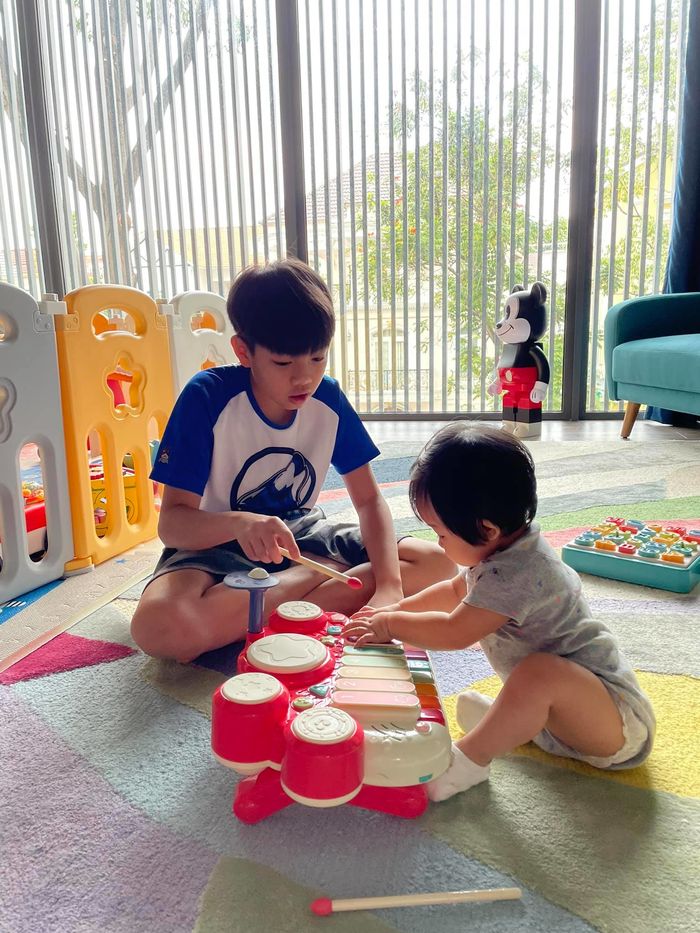 1/6 đầu tiên của các con nhà Hà Hồ, riêng Subeo khui quà bên Suchin