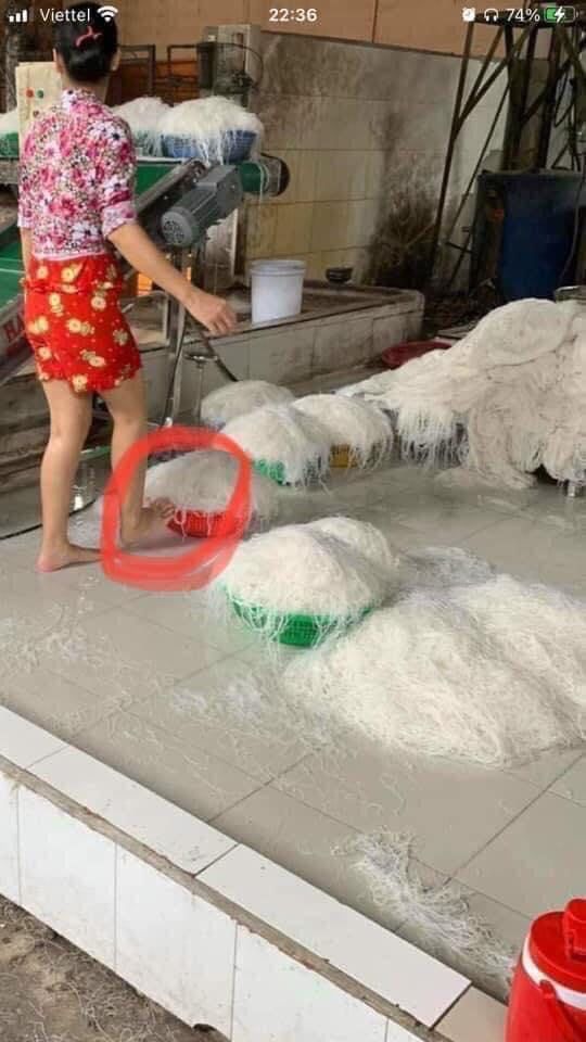 Kinh hãi với cơ sở làm bún siêu bẩn: Hết muốn ăn bún riêu, bún bò