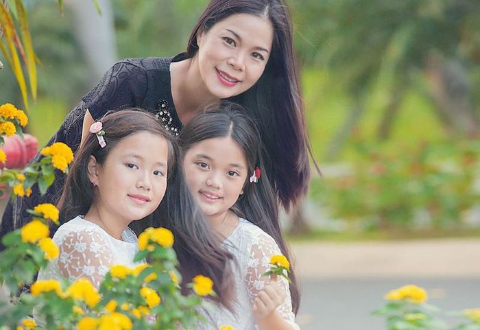2 ái nữ nhà Mỹ Lệ nay đã ra dáng thiếu nữ, đi du học nước ngoài từ sớm