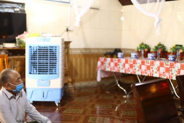 Vụ cháy phòng trà 6 người qua đời: Tiễn con về đất, cha già ngã quỵ