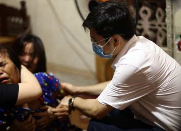 Vụ cháy phòng trà 6 người qua đời: Tiễn con về đất, cha già ngã quỵ
