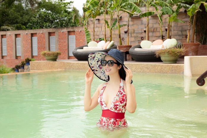 4 bà dì Vbiz U60 diện áo tắm: Bất ngờ với Hồng Đào, MC Kỳ Duyên