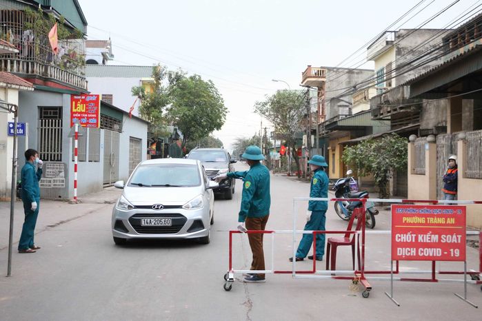 5 người giả bệnh thuê xe cấp cứu để qua mắt chốt kiểm dịch