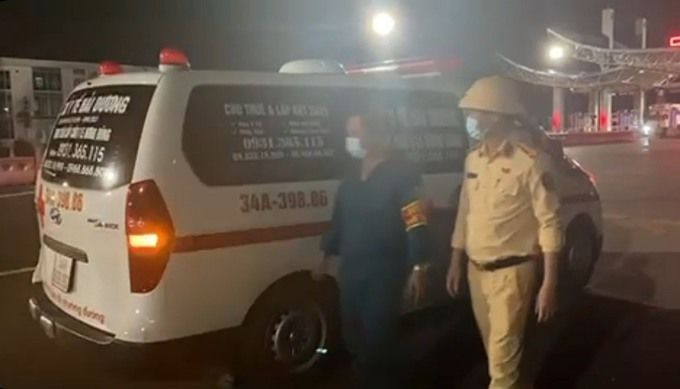 5 người giả bệnh thuê xe cấp cứu để qua mắt chốt kiểm dịch