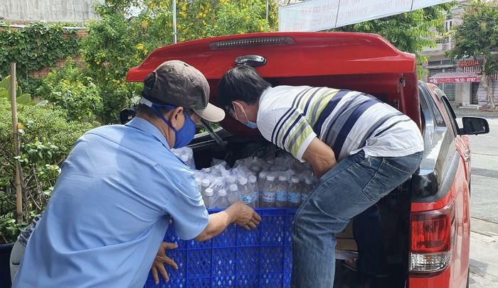 Sài Gòn mùa dịch: Thực phẩm 0 đồng, lập đội chuyển hàng khu phong toả
