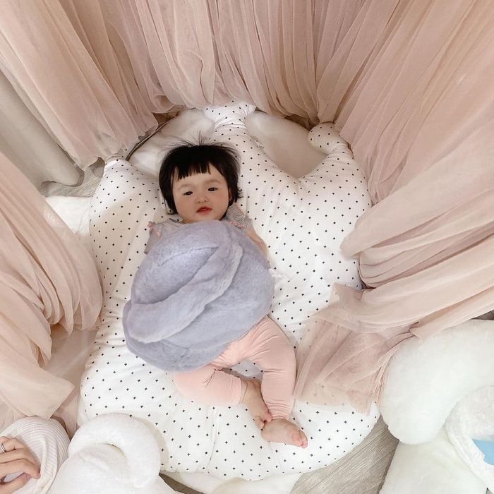 Ái nữ nhà Đông Nhi: Lớn nhanh như thổi, bắt đầu hái ra tiền