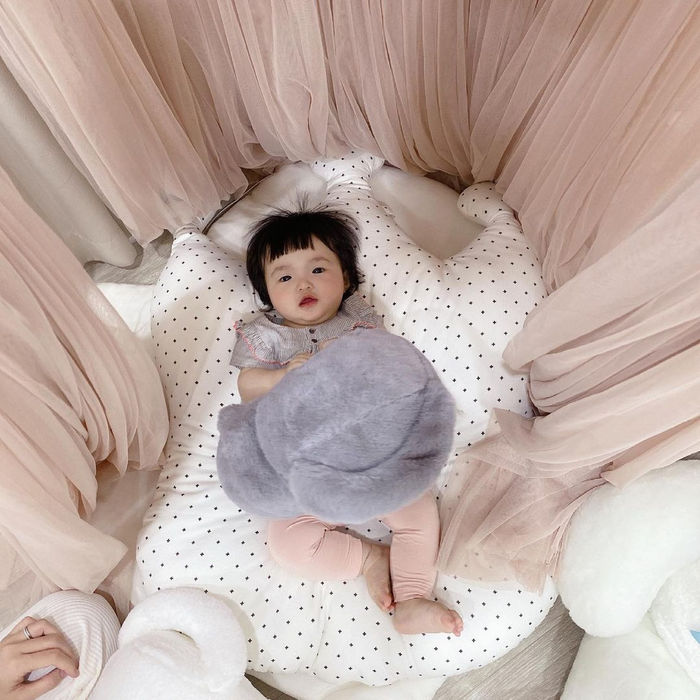 Ái nữ nhà Đông Nhi: Lớn nhanh như thổi, bắt đầu hái ra tiền