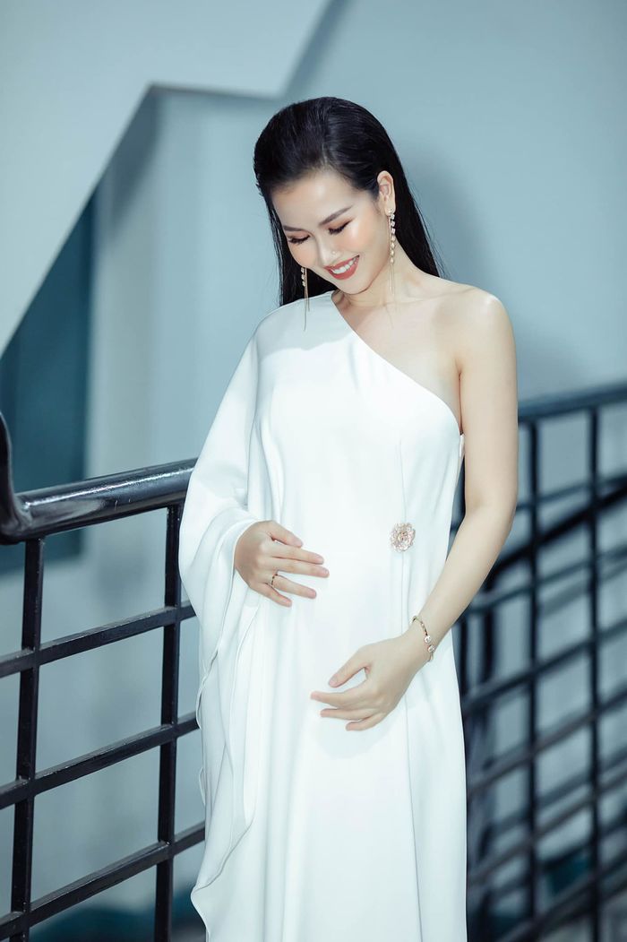 Bà bầu độc nhất Vbiz: ăn chay trường, thai giáo cho con bằng Phật pháp