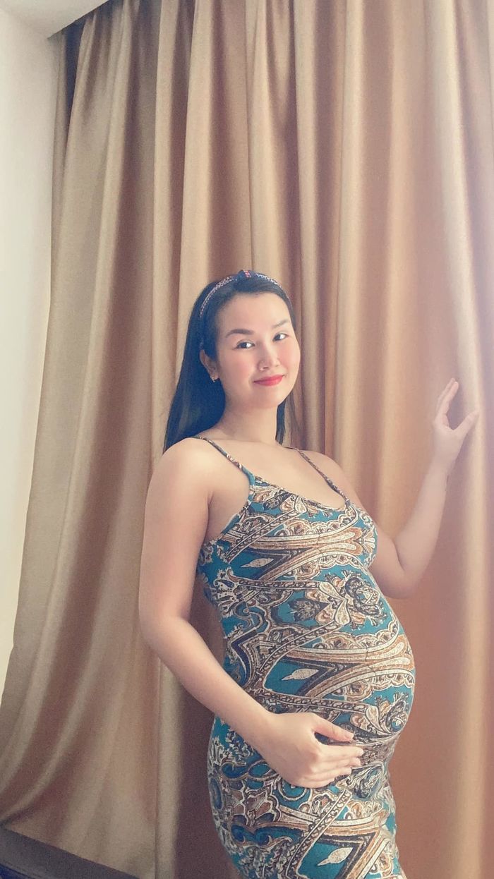 Bà bầu độc nhất Vbiz: ăn chay trường, thai giáo cho con bằng Phật pháp