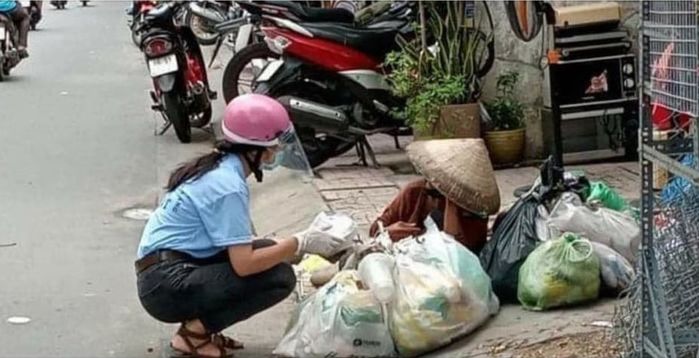 Cụ bà ở Sài Gòn: Tôi đói quá, cho tôi xin thêm hộp cơm được không?