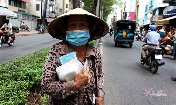 Cụ bà ở Sài Gòn: Tôi đói quá, cho tôi xin thêm hộp cơm được không?