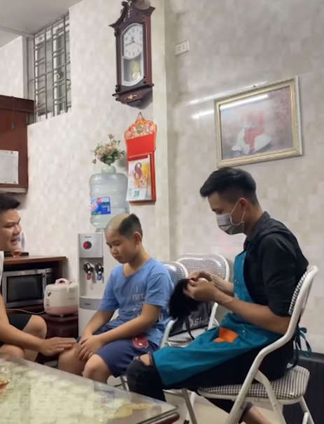 Bà mẹ trị cậu con trai thích ra đường mùa dịch bằng “quả đầu” xấu lạ