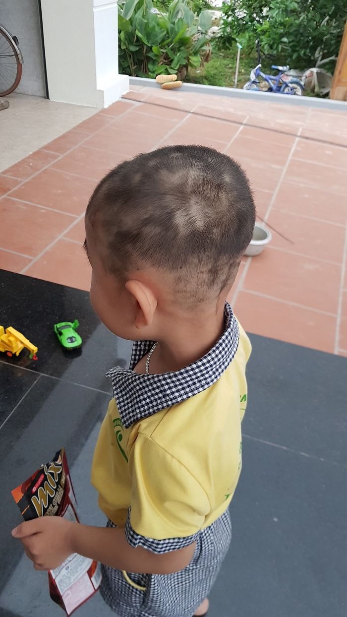 Bà mẹ trị cậu con trai thích ra đường mùa dịch bằng “quả đầu” xấu lạ