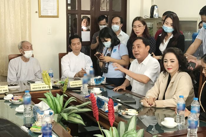 Bà Phương Hằng tặng 10.000 bộ test Covid nhanh cho BV Nhi Đồng