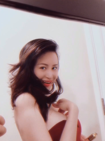 Bà Tưng comeback đỏ rực cổ vũ tuyển VN, tiên tri Malaysia hít khói