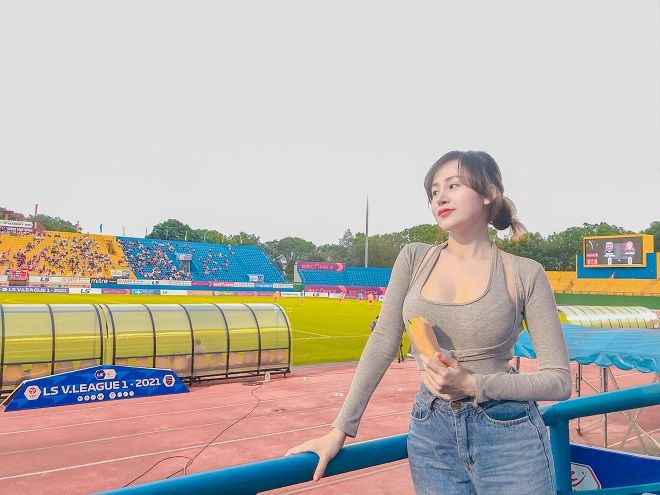 Bà Tưng comeback đỏ rực cổ vũ tuyển VN, tiên tri Malaysia hít khói