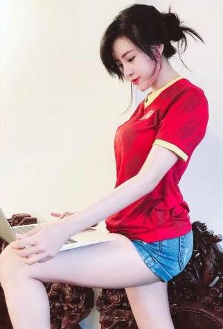Bà Tưng comeback đỏ rực cổ vũ tuyển VN, tiên tri Malaysia hít khói