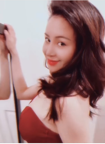 Bà Tưng comeback đỏ rực cổ vũ tuyển VN, tiên tri Malaysia hít khói