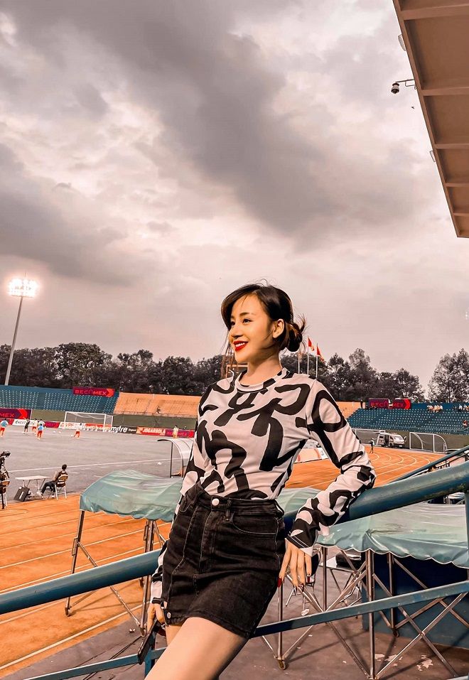 Bà Tưng comeback đỏ rực cổ vũ tuyển VN, tiên tri Malaysia hít khói