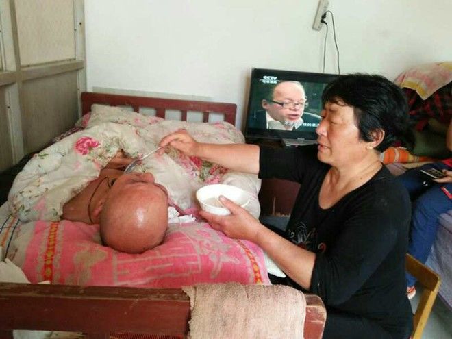 Cô vợ người Ukraine bán hết tài sản, 20 năm chăm chồng Việt bị đột quỵ