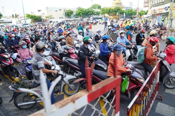 Dân Gò Vấp đổ xô ra đường bất chấp giãn cách, trạm kiểm dịch xả lần 2