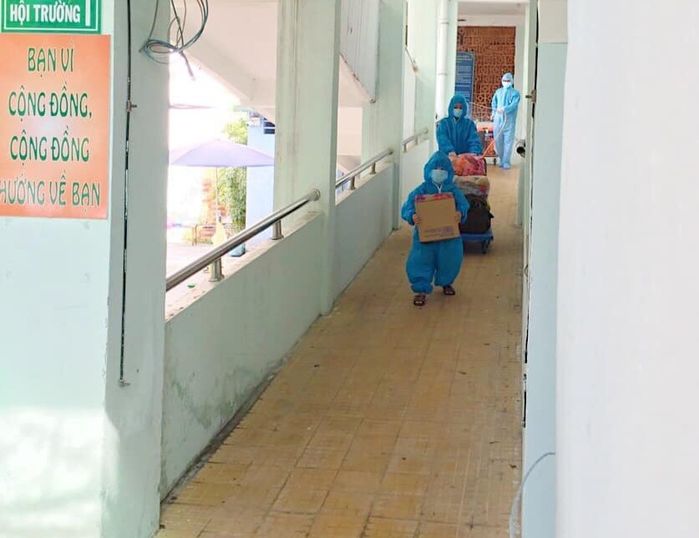 Bé 5 tuổi ở TP.HCM lon ton phụ mẹ bê đồ đạc vào khu điều trị Covid-19