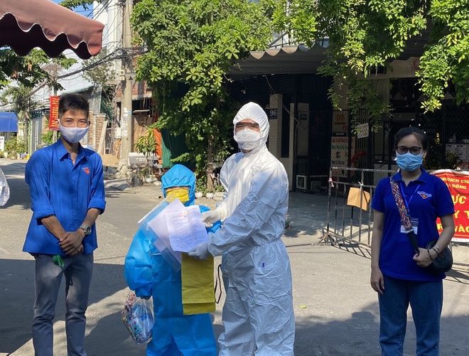 Bé 5 tuổi ở TP.HCM lon ton phụ mẹ bê đồ đạc vào khu điều trị Covid-19