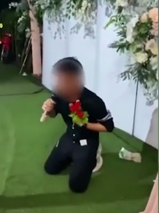 Bị lừa dối thanh niên đến rải tiền ở đám cưới bạn gái cũ gây tranh cãi