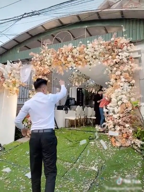 Bị lừa dối thanh niên đến rải tiền ở đám cưới bạn gái cũ gây tranh cãi