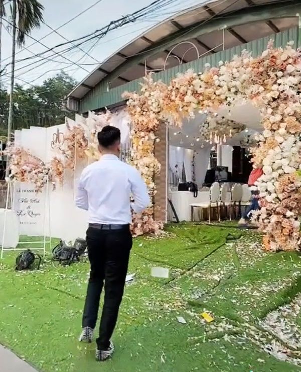 Bị lừa dối thanh niên đến rải tiền ở đám cưới bạn gái cũ gây tranh cãi