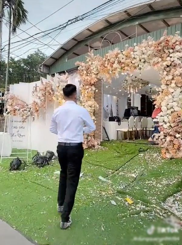 Bị lừa dối thanh niên đến rải tiền ở đám cưới bạn gái cũ gây tranh cãi