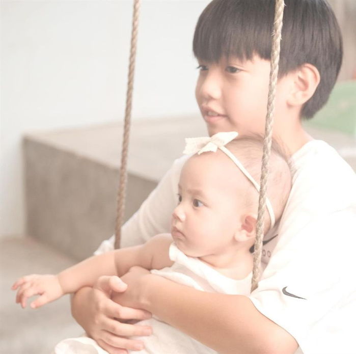 Biểu cảm của ái nữ nhà Đàm Thu Trang khi lần đầu dự sinh nhật Subeo