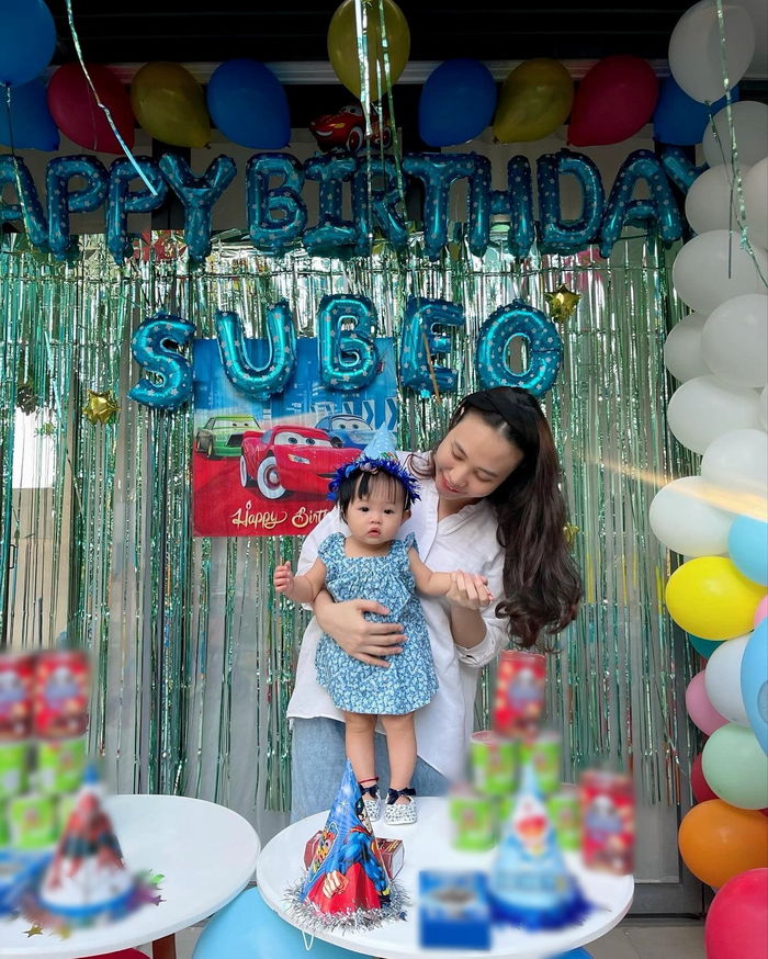 Biểu cảm của ái nữ nhà Đàm Thu Trang khi lần đầu dự sinh nhật Subeo