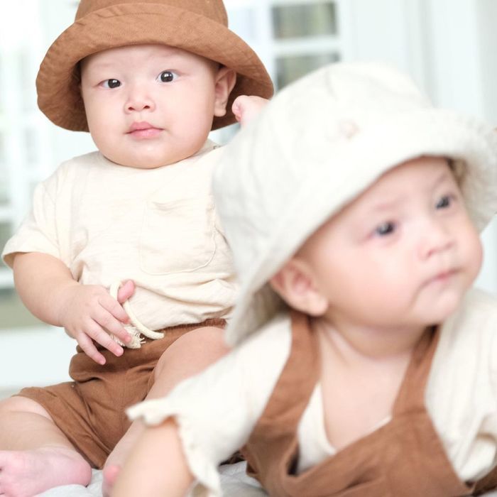 Biểu cảm của cây hài nhí Leon khi được mẹ tặng quà