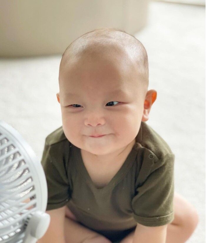 Biểu cảm của cây hài nhí Leon khi được mẹ tặng quà