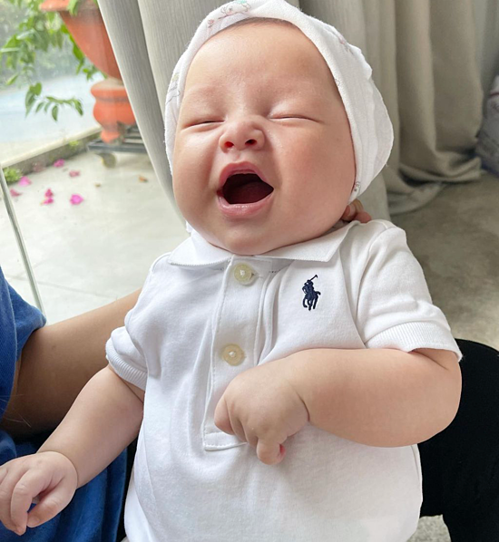Biểu cảm của cây hài nhí Leon khi được mẹ tặng quà