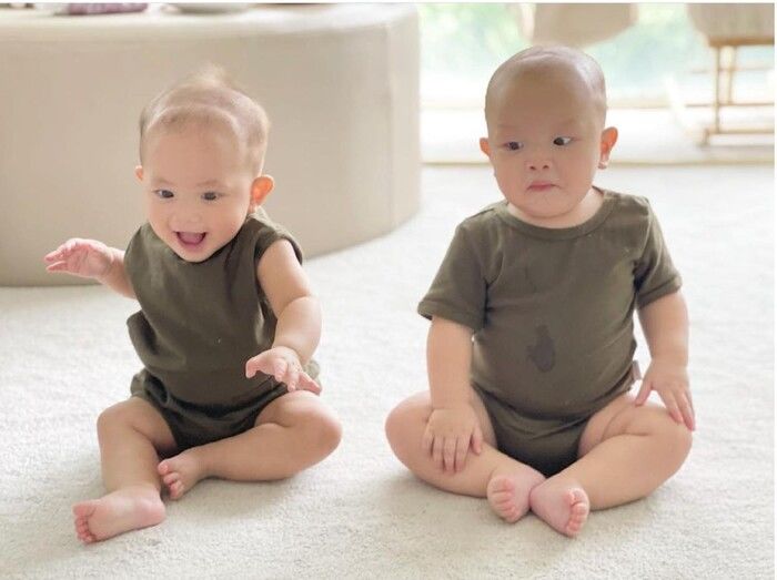 Biểu cảm của cây hài nhí Leon khi được mẹ tặng quà