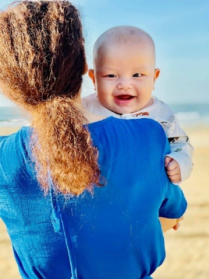 Biểu cảm của cây hài nhí Leon khi được mẹ tặng quà
