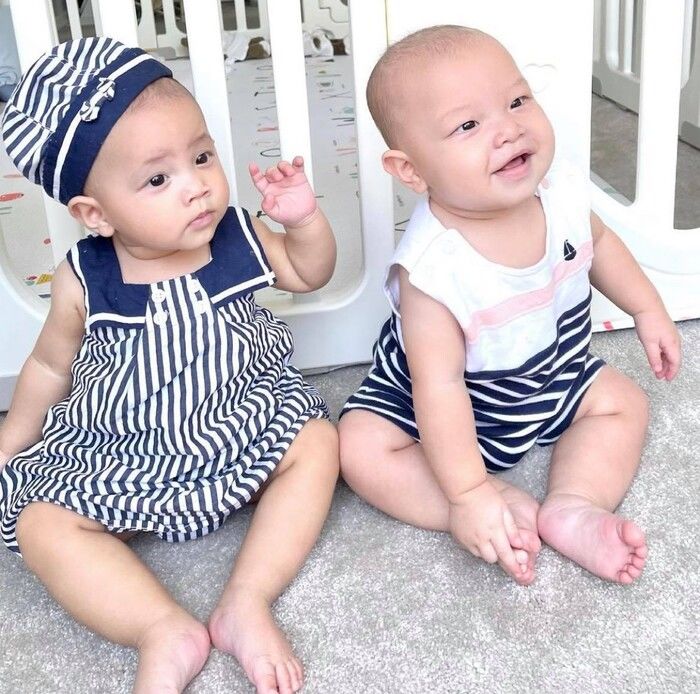 Biểu cảm của cây hài nhí Leon khi được mẹ tặng quà